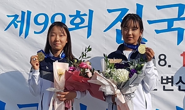 전국체전서 금메달을 획득한 부안제일고등학교 강수진·윤서연 선수.