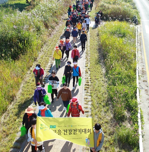 지난 20일 온고을 건강걷기 대회 참여자들이 전주천변을 걷고 있다. 사진 제공= 전주시