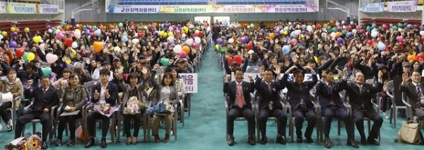 2018 전북자활 어울 한마당이 열린 19일 부안군 스포츠파크에서 도내 자활사업 참여자와 종사자 등 1천 500여명의 참석자들이 다채로운 체육행사와 공연을 통해 자활에너지를 재충전하고 화합과 결속을 다지는 시간을 가졌다. 사진제공 = 전북광역자활센터