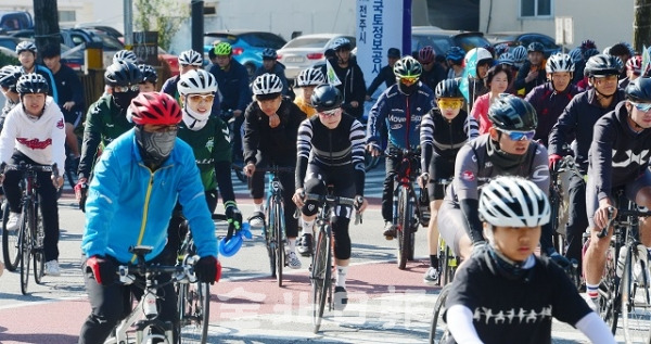 전주시민과 한국국토정보공사가 함께하는 2018 전주 자전거 한마당 행사가 열린 20일 자건거를 탄 시민들이 전주시청 앞 출발점에서 힘차게 페달을 밟고 있다. 박형민 기자