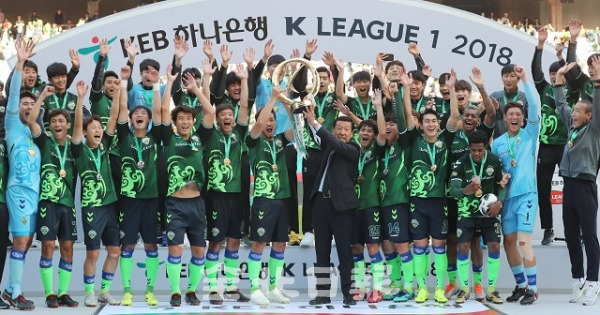 20일 전주월드컵경기장에서 열린 2018 프로축구 KEB하나은행 K리그1 우승 기념식에서 최강희 감독과 주장 신형민 등 선수들이 우승컵을 들어 올리고 있다. 조현욱 기자