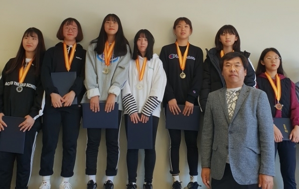 강원도 알펜시아에서 열린 제35회 회장컵 하계 전국 바이애슬론대회에서 전북 바이애슬론 협회 백성기 부회장이 금메달을 획득한 무주 안성중 선수들과 기념사진을 찍고 있다.