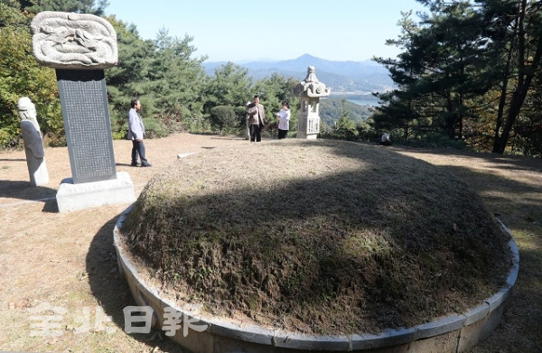 지난 20일 완주군 모악산에서 김두규 우석대 교수와 노자키 오사카 교수가 '전주 김씨 시조묘'를 답사하고 있다. 조현욱 기자
