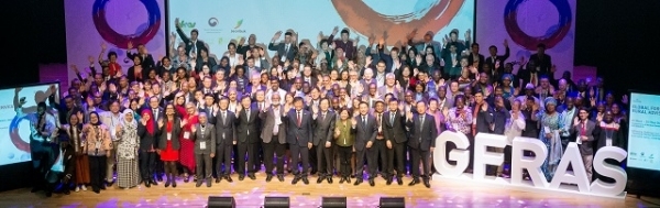 23일 농촌진흥청 종합연찬관에서 열린 ‘2018 세계농촌지도포럼(GFRAS)’ 개회식에 참석한 60개국 200여명의 농촌지도 전문가들이 참석해 기념촬영을 하고 있다. 사진 제공= 농촌진흥청