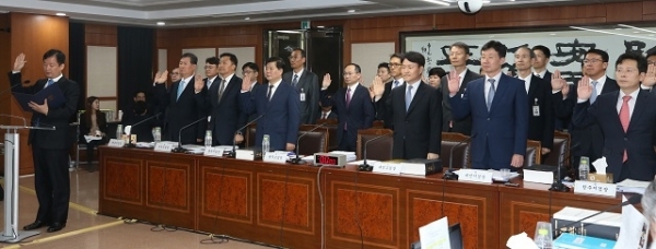 23일 오후 광주고등검찰청에서 광주고검·대전고검 등 지방검찰청을 상대로 열린 국회 법제사법위원회 국정감사에서 각 지역 검사장들이 선서하고 있다. 연합뉴스