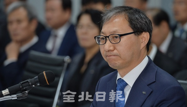 국민연금공단에 대한 국회 보건복지위의 국정감사가 열린 23일 김성주 국민연금공단 이사장이 굳은 표정으로 의원들의 질의를 듣고 있다. 박형민 기자