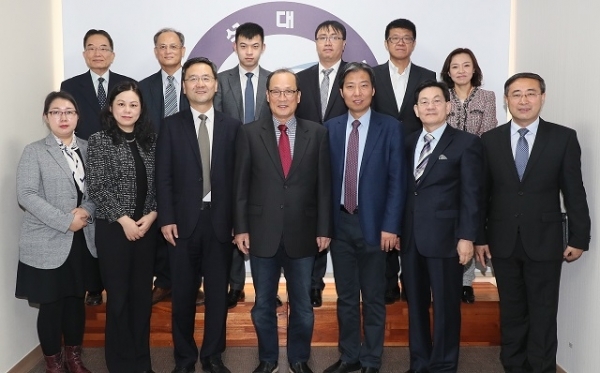 중국 국가한판과 우석대 공자아카데미 관계자들이 기념촬영을 하고 있다. 사진 제공= 우석대