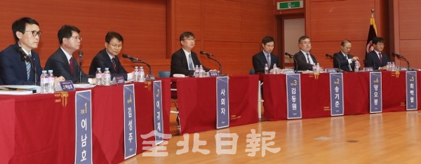 24일 전북대학교 진수당에서 제18대 총장임용후보자 제2차 공개 토론회가 열린 가운데 후보자들이 열띤 토론을 하고 있다. 조현욱 기자