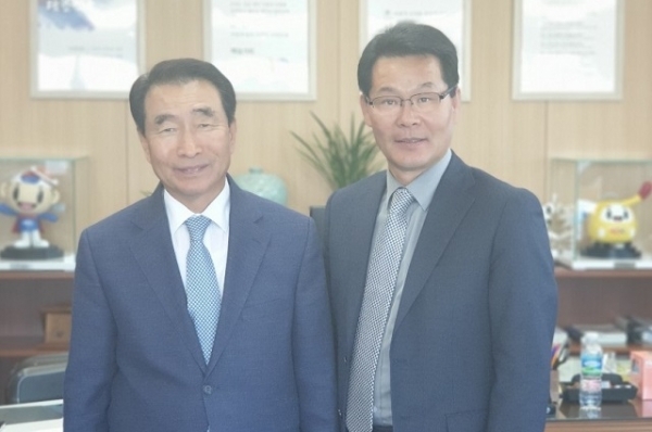 이강래 한국도로공사 사장(왼쪽)과 권익현 부안군수가 기념촬영을 하고 있다.