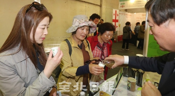 25일 제16회 전주국제발효식품엑스포가 전주월드컵경기장에서 열린 가운데 시민들이 발효 음료를 맛보고 있다. 조현욱 기자