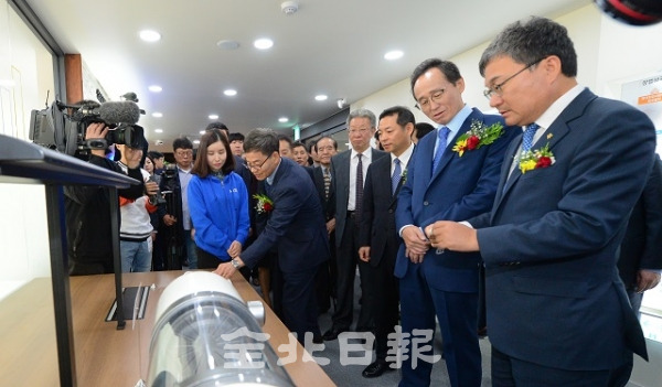 25일 전주 우석빌딩에서 열린 전북청년창업사관학교 개소식이 열린 25일 전주 우석빌딩에서 송하진 도지사와 이상직 중소기업진흥공단 이사장, 서창훈 전북일보사 회장을 비롯한 참석자들이 입교생이 만든 제품을 살펴보고 있다. 박형민 기자