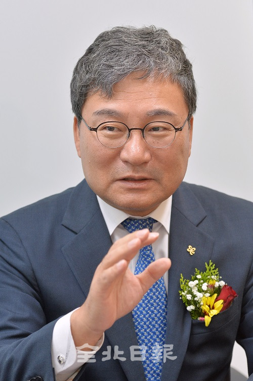 이상직 중소기업진흥공단 이사장이 전북청년사관학교 개소 의미와 ‘기울어진 운동장’을 바로잡을 수 있는 청년 창업 생태계에 대해 설명하고 있다. 박형민 기자