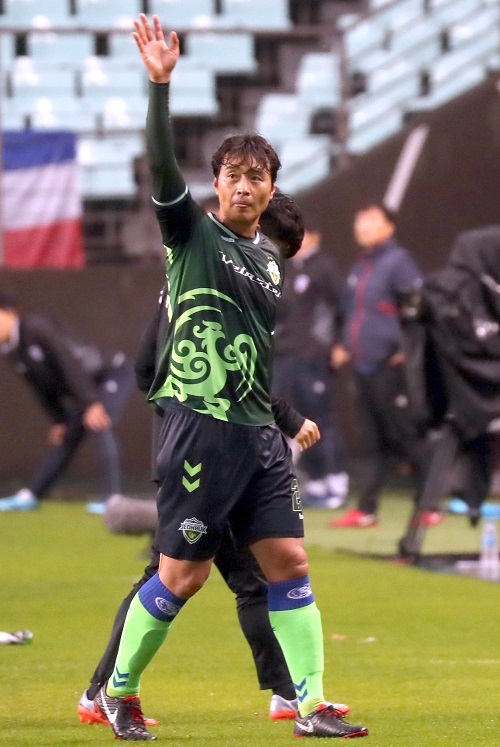 전북현대 이동국이 28일 전주월드컵경기장에서 열린 수원 삼성과의 홈 경기를 뛴 뒤 교체되며 팬들 환호게 손을 흔들어 답례하고 있다. 이동국은 통산 500번째 경기에 출전했다. 연합뉴스