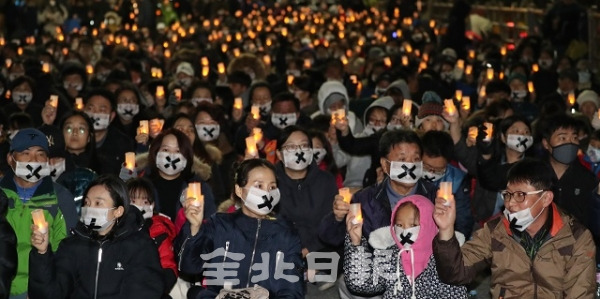 지난 27일 전주 만성지구 일대에서 아파트 주민들이 고형폐기물연료(SRF) 소각장 설치를 반대하는 촛불 집회를 하고 있다. 조현욱 기자