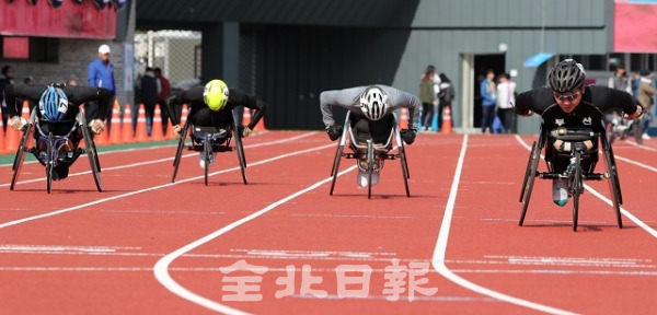 28일 전국장애인체육대회 육상 남자 200mm T52에 출전한 선수들이 힘차게 달리고 있다. 조현욱 기자