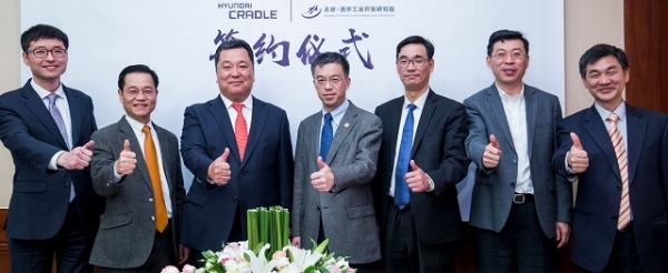 (사진 왼쪽부터) 현대차 오픈이노베이션사업실 황윤성 이사, 연료전지개발실 김세훈 상무, 현대차그룹 중국지주사 왕수복 부사장, 칭화대 스종카이 당부서기, 칭화연구원 진친시엔 부위원장, 중국 전기차 100인회 장용웨이 사무총장, 칭화연구원 주더취엔 교수 등이 협약서 체결 후 기념사진을 촬영했다.