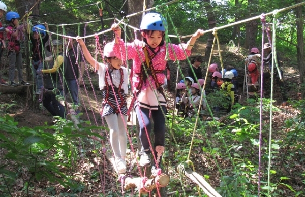 '야호 아이숲'에서 어린 아이들이 숲밧줄 모험놀이를 즐기고 있다.