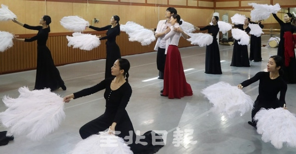 30일 전북도립국악원 무용단이 한국소리문화의 전당에서 설화를 바탕으로 한 창작무용극 '모악정서(母岳情緖)' 시연회를 하고 있다. 조현욱 기자