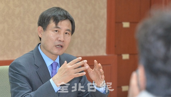 전북대학교 총장임용 후보자 선거에서 1순위자로 선출된 김동원 교수가 전북대학교 진수당에서 기자회견을 열고 선출 소감과 대학 운영방향에 대해 이야기 하고 있다. 박형민 기자