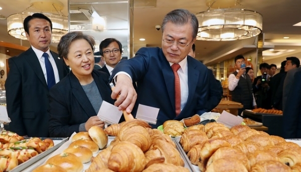 문재인 대통령이 30일 오후 군산의 유명 빵집 이성당을 찾아 빵을 고르고 있다. 연합뉴스