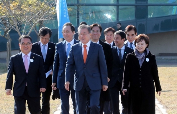 문재인 대통령이 30일 오전 전북 군산 새만금 수상태양광 발전소에서 열린 '새만금 재생에너지 비전 선포식'에 입장하고 있다. 연합뉴스