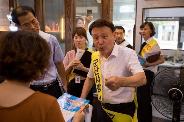 강임준 군산시장이 지역 내 상가들을 돌며 군산사랑상품권을 홍보하고 있다..jpg