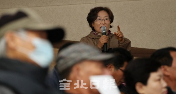 31일 전주시 동산동 주민센터에서 폐기물처리시설 관련 주민 설명회가 열린 가운데 한 주민이 전주시 공무원에게 질의하고 있다. 조현욱 기자