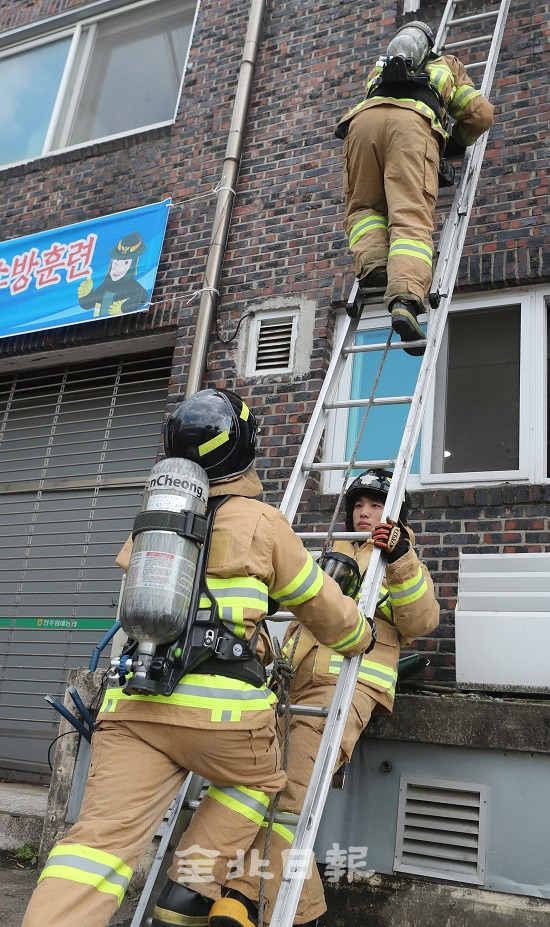 지난 31일 농수산물도매시장에서 합동 소방훈련이 실시된 가운데 소방관들이 사다리를 이용한 구조 훈련을 하고 있다. 조현욱 기자