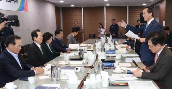 지난 31일 서울 국회에서 열린 전라북도 연고 국회의원 초청 예산·정책협의회에 송하진 도지사가 전북연고 국회의원에게 도 주요현안을 설명하고 있다. 사진제공 = 전북도