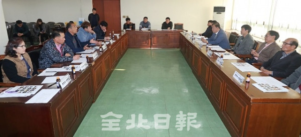 '제30회 전북 역전마라톤대회 1차 감독자회의'가 전북일보 회의실에서 열린 지난 31일 감독자들이 경기 진행과 교통안전 등을 논의하고 있다. 조현욱 기자