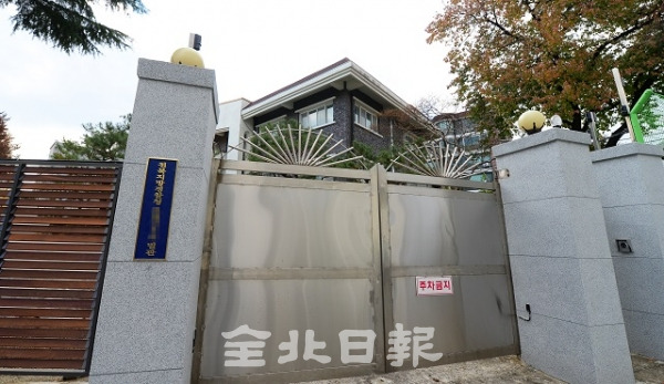 과거 국가보안법과 반공법 사범들을 수사하며 인권 유린과 탄압의 상징적 건물이었던 전주시 금암동 보안분실이 지난 31일 여전히 굳게 닫힌 높은 철문 뒤로 가려져 있다. 박형민 기자