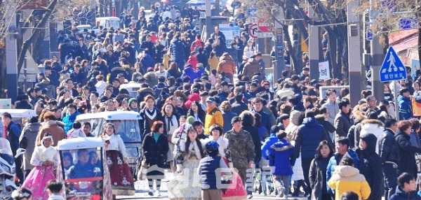 관광객들로 가득한 전주 한옥마을. 전북일보 자료사진