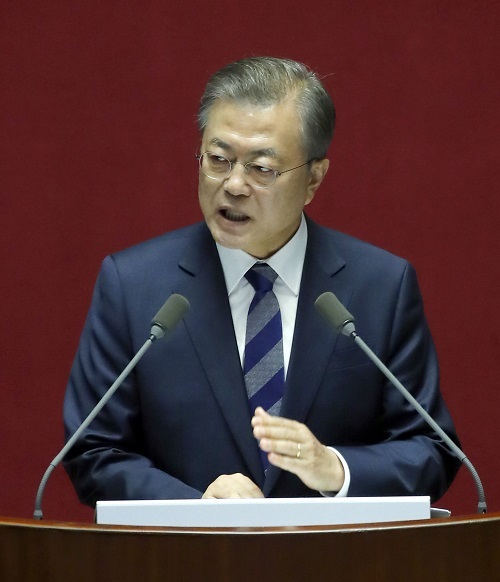 문재인 대통령이 1일 오전 국회 본회의장에서 내년도 예산안에 대해 시정연설을 하고 있다. 연합뉴스