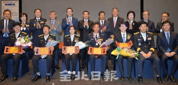 도민의 생명과 재산수호에 헌신적으로 봉사한 소방공무원 및 의무소방대원을 선발해 수상하는 '제2회 전북119대상 시상식'이 열린 1일 전주 그랜드힐스턴호텔 2층 데이지홀에서 각 부문 수상자들과 참석자들이 기념촬영을 하고 있다. 박형민 기자