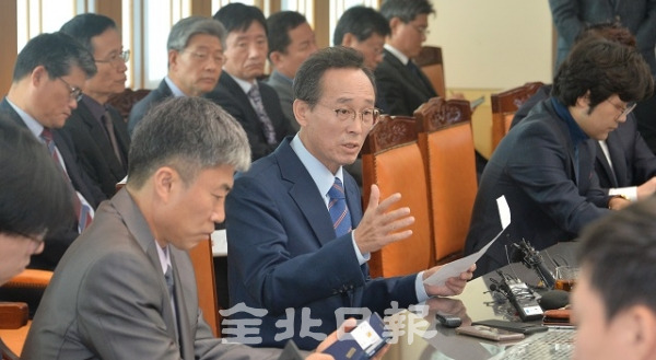 1일 전북도청 접견실에서 송하진 도지사가 재생에너지 클러스터 조성 사업 등 도정 현안사업과 관련해 이야기 하고 있다. 박형민 기자