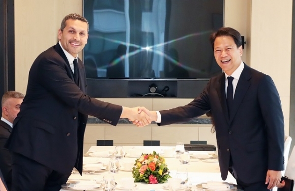 임종석 대통령 비서실장이 2일 오후 서울의 한 호텔에서 방한 중인 아랍에미리트(UAE)의 칼둔 칼리파 알 무바라크 아부다비 행정청장을 만나 악수하고 있다. 임 실장은 칼둔 청장과 오찬을 겸해 접견하고 양국 간 현안을 논의했다. 2018.11.2 [청와대 제공]