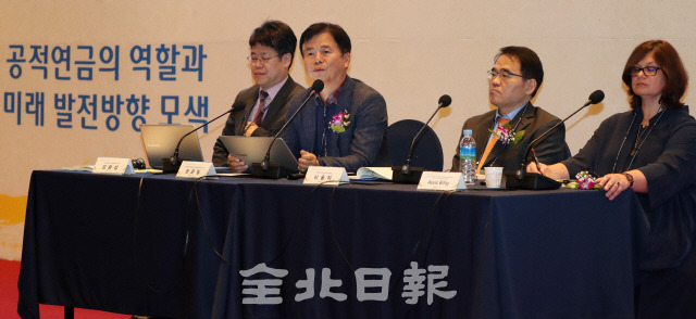 2일 국민연금공단이 주최한 공적연금의 역할과 미래발전방향 모색 토론회가 전주 그랜드힐스턴 호텔에서 열린 가운데 국내외 연금제도 전문가들이 토론을 하고있다. 조현욱 기자