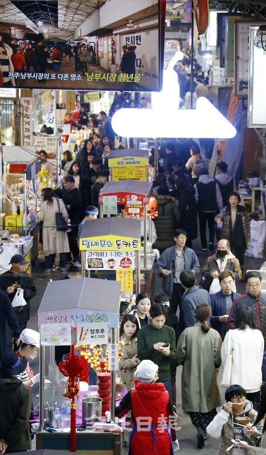 전주 남부시장 야시장이 개장 4주년을 맞은 2일 관광객들이 붐비는 야시장이 전통시장에 활기를 불어넣고 있다. 박형민 기자