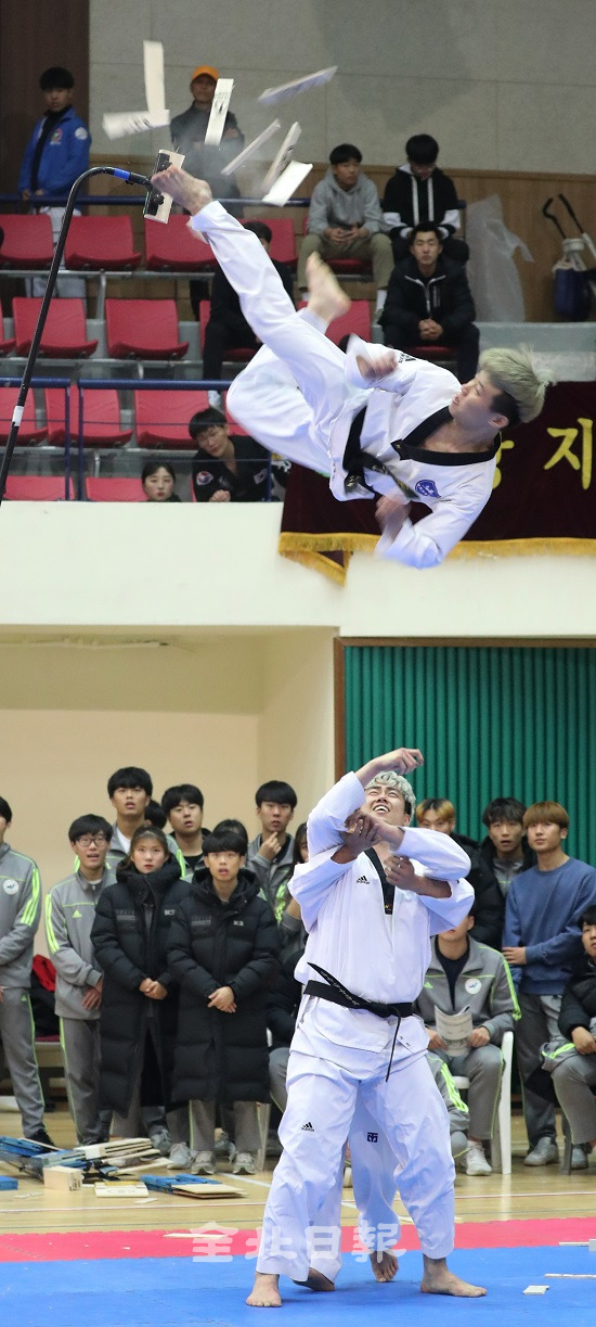 전북일보사가 주최하고 우석대학교가 주관한 '제14회 웰빙 태권체조 및 시범 페스티벌'이 3일과 4일 이틀간 무주국민체육센터에서 열린 가운데 팀경연 성인부에 참가한 선수가 공중에서 발차기로 송판을 격파하고 있다. 조현욱 기자