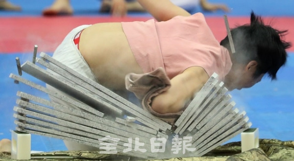 제14회 웰빙태권체조 및 시범페스티벌이 열린 무주국민체육센터에서 시범경연에 참가한 우석대학교 선수가 강력한 격파를 선보이고 있다. 조현욱 기자