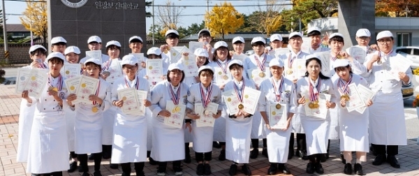 2018 전주비빔밥축제 전국요리경연대회에서 입상한 원광보건대학 외식조리과 학생들.