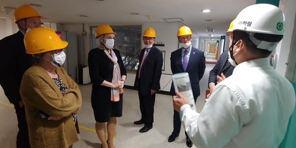 네덜란드 농업자연식품품질부 Sonnema 차관 일행이 5일 ㈜하림 본사를 방문해 도계 설비 라인 등을 살펴보고 있다.