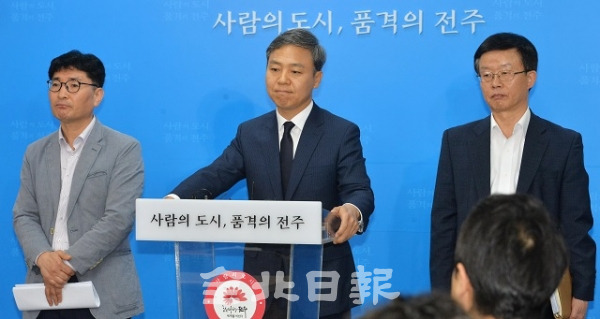 5일 전주시청 브리핑룸에서 열린 전주 팔복동 고형연료 소각발전시설 설립 관련 기자회견에서 김승수 전주시장이 굳은 표정으로 기자들의 질문을 듣고 있다. 박형민 기자