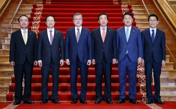 문재인 대통령이 5일 청와대에서 여야 5당 원내대표들과 여야정 상설협의체 첫 회의에 앞서 기념촬영을 하고 있다. 왼쪽부터 민주평화당 장병완 원내대표, 더불어민주당 홍영표 원내대표, 문 대통령, 자유한국당 김성태 원내대표, 바른미래당 김관영 원내대표, 정의당 윤소하 원내대표. 연합뉴스