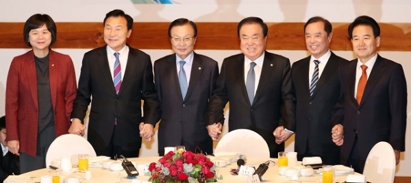 문희상 국회의장과 여야대표들이 5일 국회 사랑재에서 오찬을 함께하기에 앞서 손을 맞잡고 있다. 왼쪽부터 정의당 이정미 대표, 바른미래당 손학규 대표, 더불어민주당 이해찬 대표, 문희상 의장, 자유한국당 김병준 비대위원장, 민주평화당 정동영 대표. 연합뉴스