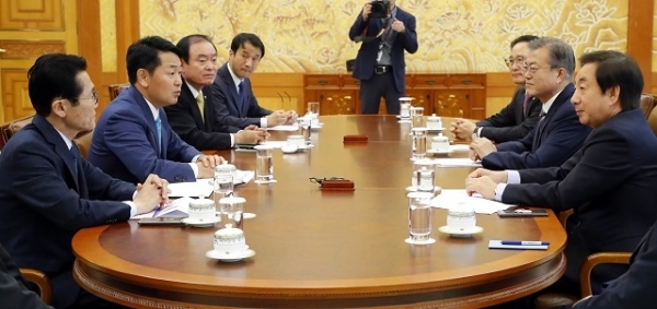 5일 청와대에서 열린 문재인 대통령과 여야 5당 원내대표들이 함께한 여·야·정 상설협의체 첫 회의에서 바른미래당 김관영 원내대표가 발언하고 있다. 왼쪽부터 정의당 윤소하 원내대표, 바른미래당 김관영 원내대표, 민주평화당 장병완 원내대표, 한병도 정무수석, 더불어민주당 홍영표 원내대표, 문 대통령, 자유한국당 김성태 원내대표. 연합뉴스