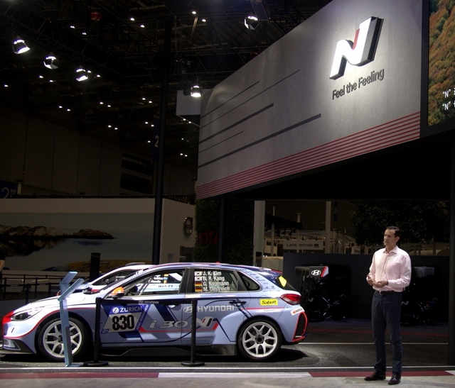 토마스 쉬미에라(Thomas Schemera) 현대차 상품전략본부장 부사장이 발표하고 있는 모습