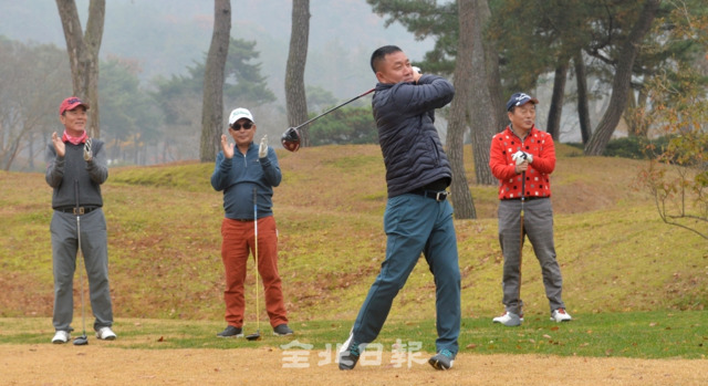 소아암환우돕기 전북일보배 아마추어 골프대회가 열린 7일 임실군 전주 샹그릴라cc에서 대회에 참가한 선수가 드라이브 샷을 날리고 있다. 박형민 기자