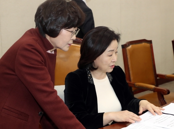 심상정 위원장이 7일 국회에서 열린 정치개혁특별위원회 전체회의에서 더불어민주당 김상희 의원과 대화하고 있다. /연합뉴스