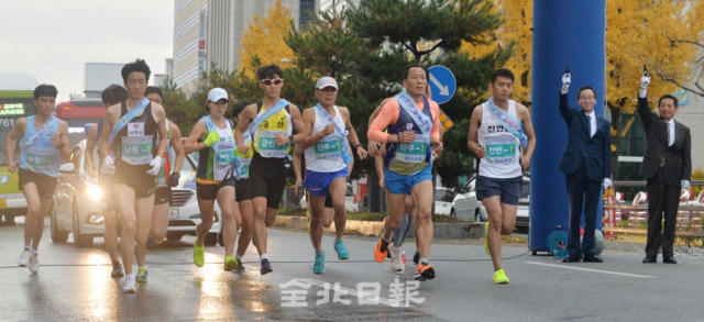 제30회 전북역전마라톤대회가 첫날 경기가 열린 8일 전북일보사 앞 기린대로에서 송하진 도지사와 서창훈 전북일보사 회장의 출발 총성과 함께 도내 14개 시ㆍ군 선수들이 힘차게 출발하고 있다. 박형민 기자